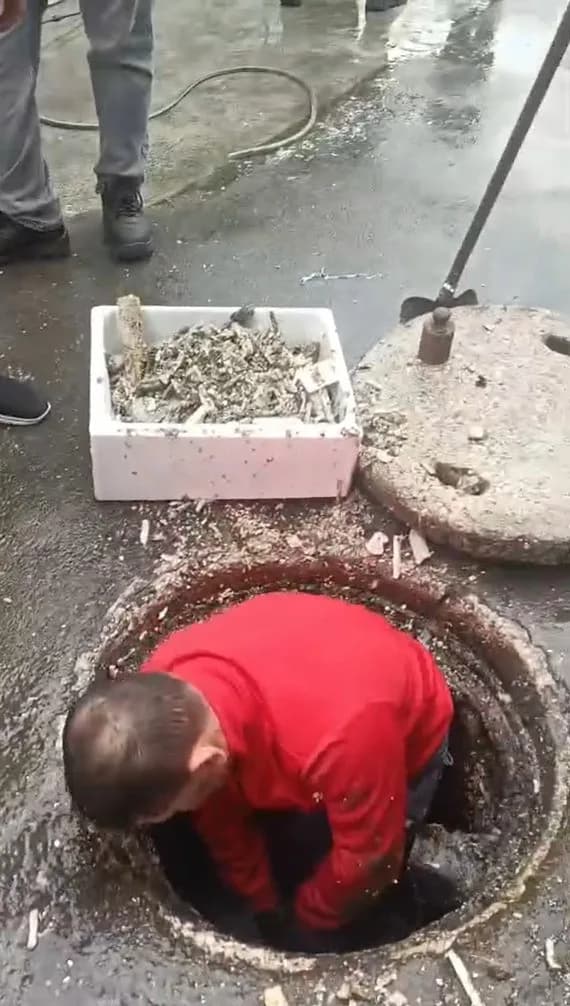 Adana’da yağışın ardından balıkçılar pazarında tıkanan Kanalizasyon gideri nedeniyle mağdur olan esnaf, tıkanıklığı kend