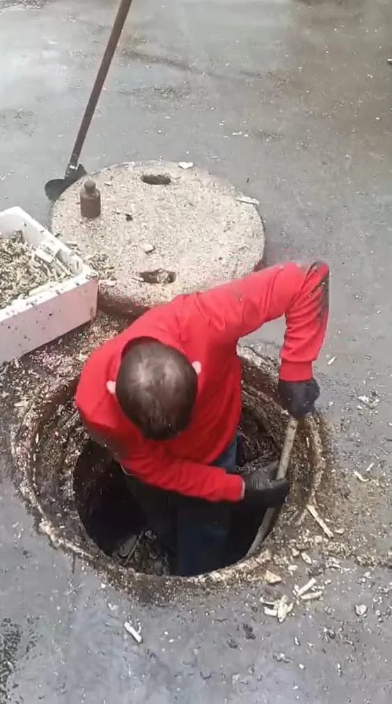 Adana’da yağışın ardından balıkçılar pazarında tıkanan Kanalizasyon gideri nedeniyle mağdur olan esnaf, tıkanıklığı kend