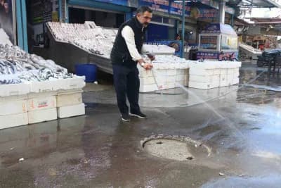 Adana Seyhan ilçesindeki balıkçılar pazarında tıkanan kanalizasyon gideri nedeniyle su birikintileri oluştu ve esnaf mağ