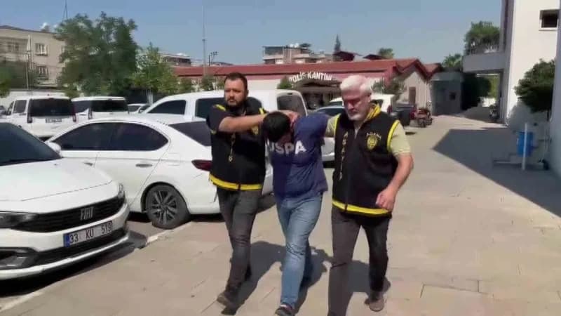 Adana'da kaldırımda bekleyen kadının dalgınlığından faydalanan şüpheli, içinde 2 bin 300 lira ve cep telefonu bulunan ça