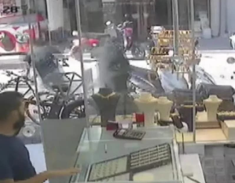 Adana Seyhan ilçesinde kapkaç olayının güvenlik kamerası görüntüsü