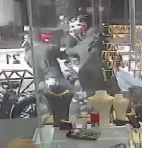 Adana'da kaldırımda bekleyen kadının dalgınlığından faydalanan şüpheli, içinde 2 bin 300 lira ve cep telefonu bulunan ça