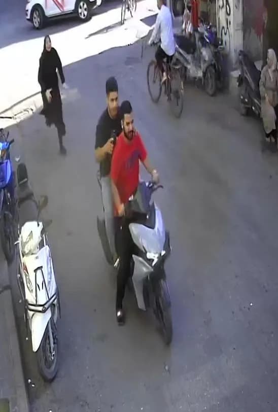Adana'da kaldırımda bekleyen kadının dalgınlığından faydalanan şüpheli, içinde 2 bin 300 lira ve cep telefonu bulunan ça