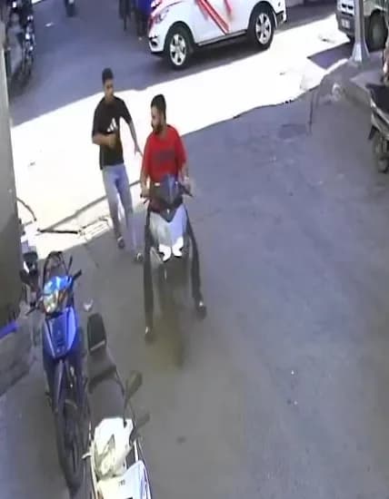Adana'da kaldırımda bekleyen kadının dalgınlığından faydalanan şüpheli, içinde 2 bin 300 lira ve cep telefonu bulunan ça