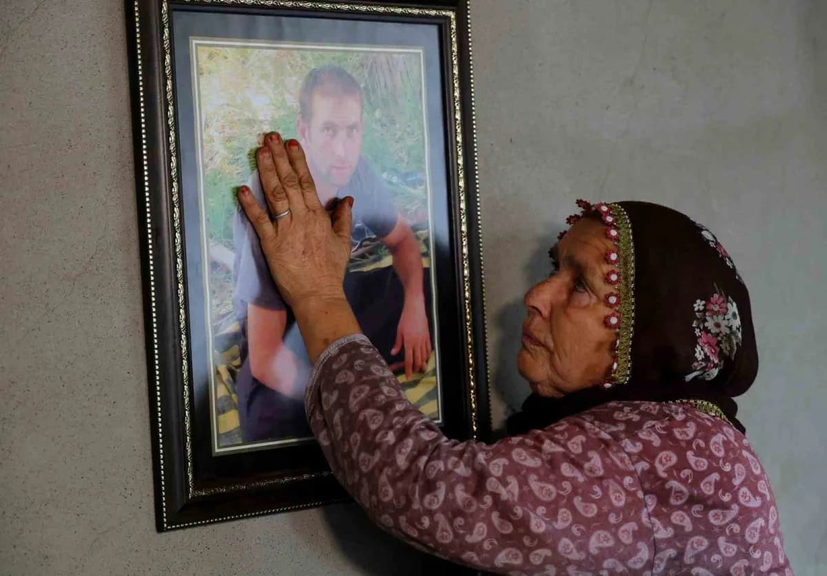 Ferhan Kütük, evladının fotoğraflarıyla avunuyor