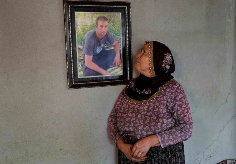 Ferhan Kütük, evladının fotoğraflarıyla avunuyor