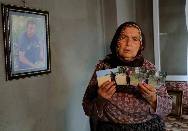 Ferhan Kütük, evladının fotoğraflarıyla avunuyor