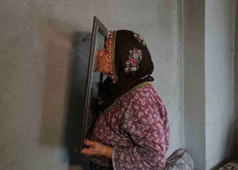 Ferhan Kütük, evladının fotoğraflarıyla avunuyor