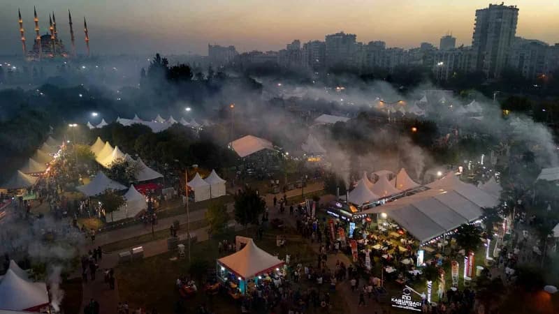 10’uncusu düzenlenen ‘Adana Lezzet Festivali’nde gökyüzünü kaplayan dumanlar havadan görüntülendi.