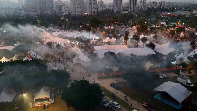 10’uncusu düzenlenen ‘Adana Lezzet Festivali’nde gökyüzünü kaplayan dumanlar havadan görüntülendi.