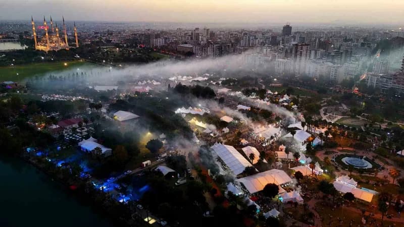 Adana Lezzet Festivali’nde kebap dumanı gökyüzünü kaplarken uzun kuyruklar oluştu