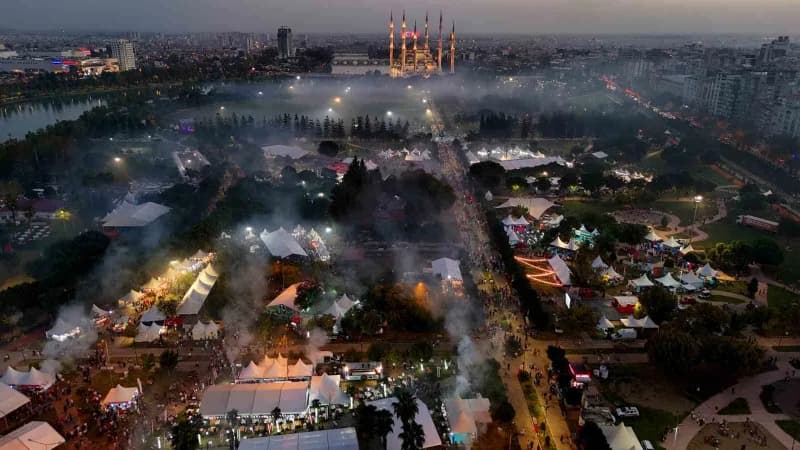 10’uncusu düzenlenen ‘Adana Lezzet Festivali’nde gökyüzünü kaplayan dumanlar havadan görüntülendi.