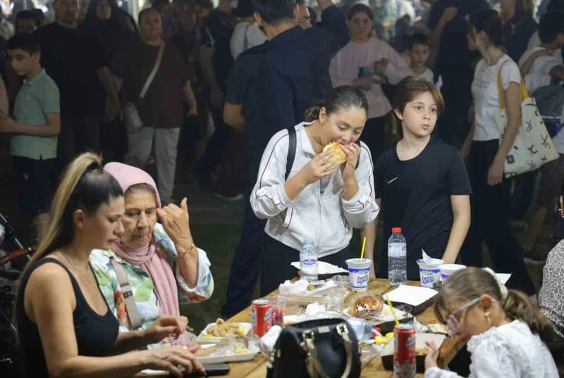 Bu yıl 10’uncusu düzenlenen Adana Lezzet Festivali devam ediyor. Türkiye’nin dört bir yanından ve yurt dışından gelenler