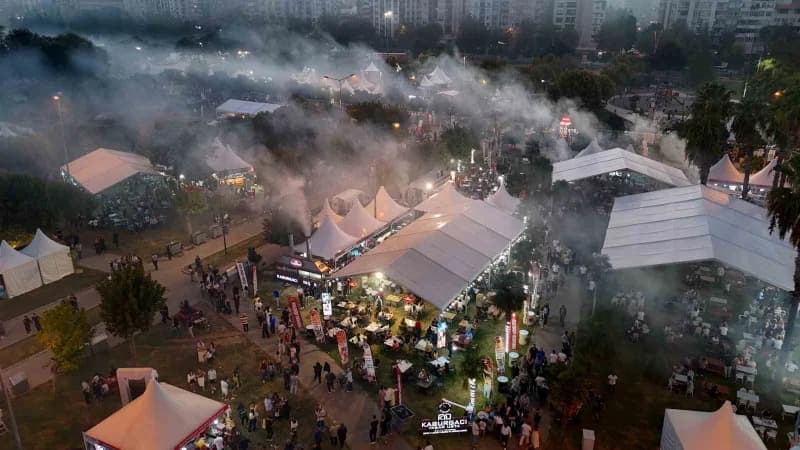 10’uncusu düzenlenen ‘Adana Lezzet Festivali’nde gökyüzünü kaplayan dumanlar havadan görüntülendi.