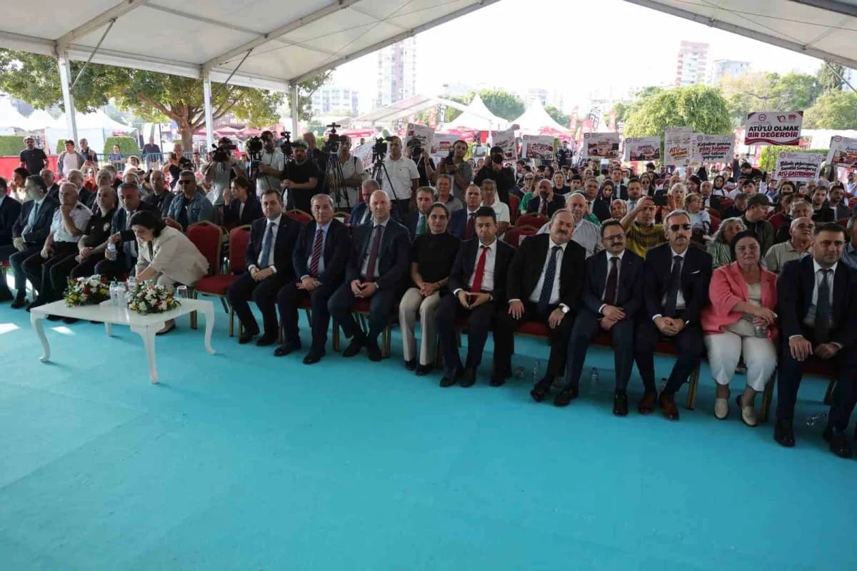 Adana'da bu sene 10'uncusu düzenlenen Uluslararası Adana Lezzet Festivali dev mangal ateşinin yakılmasıyla başladı.