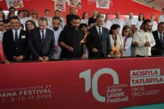Adana Lezzet Festivali’nde dev mangal ateşi yakılırken kalabalık ve protokol üyeleri görülüyor