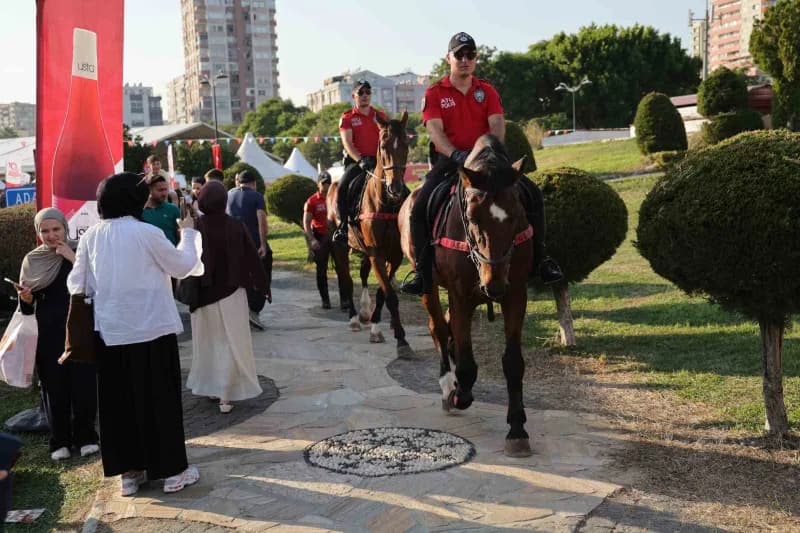 Adana'da bu sene 10'uncusu düzenlenen Uluslararası Adana Lezzet Festivali dev mangal ateşinin yakılmasıyla başladı. Fest