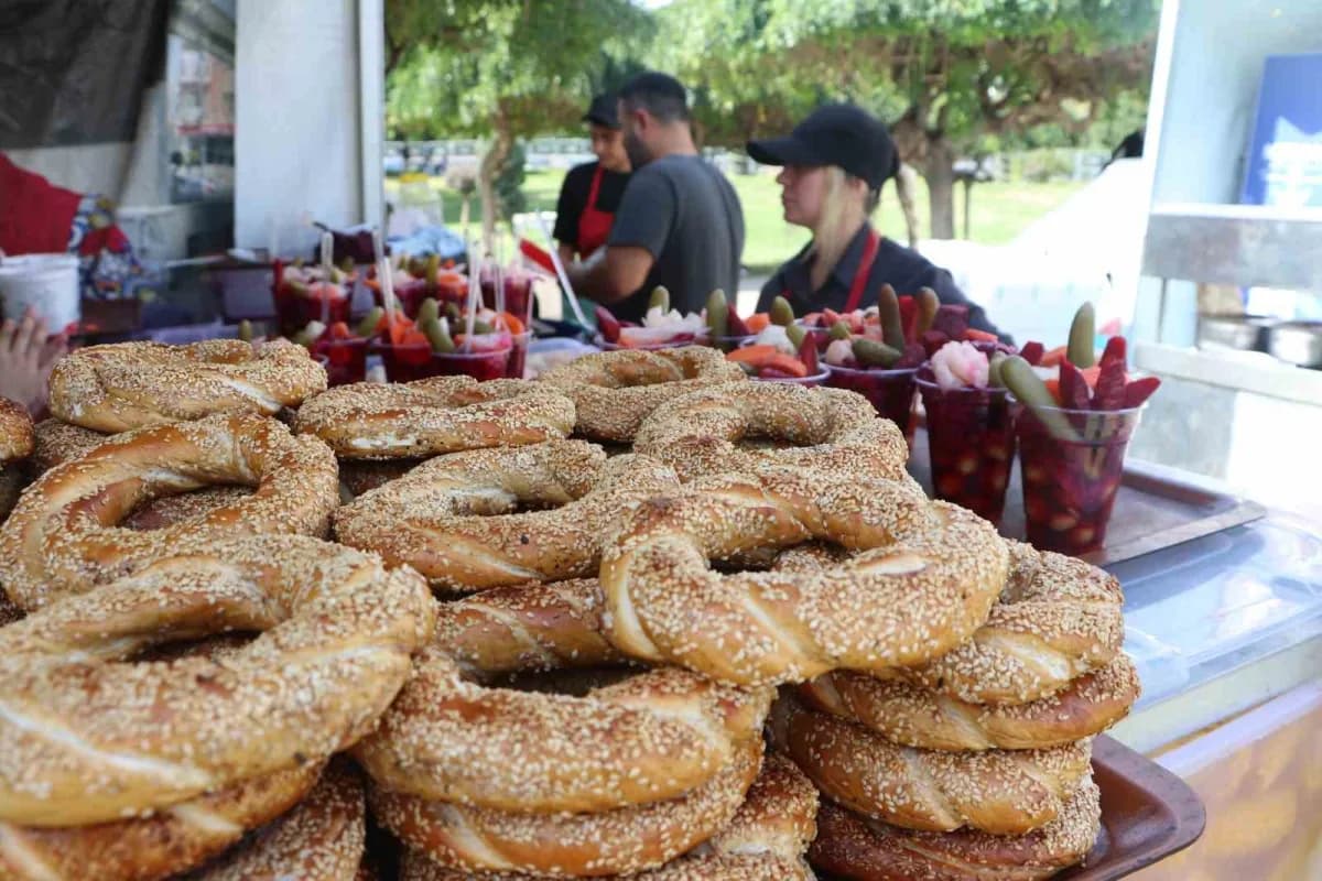 Festival kapsamında Merkez Park'ta ziyaretçiler ağırlanmaya başlanırken, alanda yaklaşık 250 işletmenin stantları yer al
