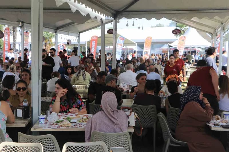 Dün, dev mangalın yakılmasıyla resmi açılışı yapılan festivalde Adana'nın yöresel lezzetlerinin yanı sıra farklı mutfakl