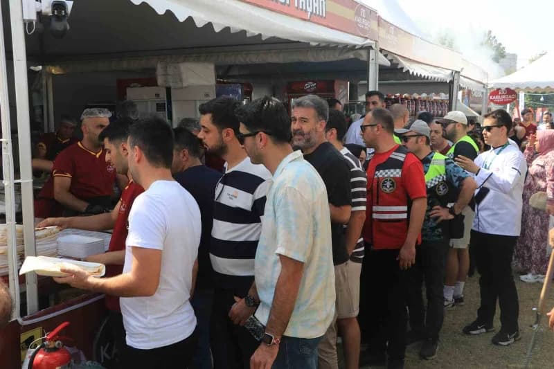 Adana’da bu sene 10’uncusu düzenlenen, "Uluslararası Adana Lezzet Festivali” ikinci gününde devam ediyor.