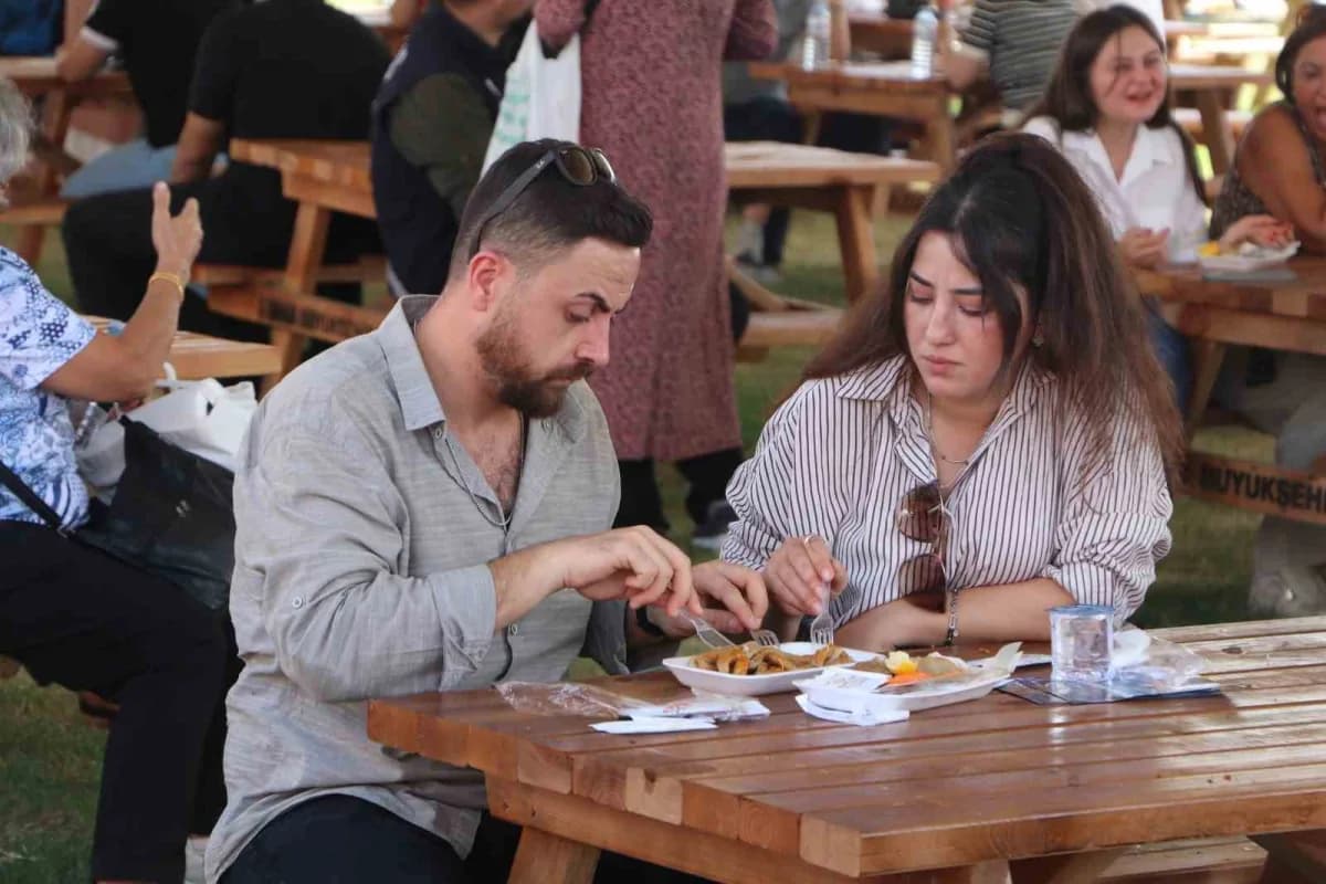 Adana Lezzet Festivali’nde Merkez Park’ta kurulan stantlarda yöresel ve farklı mutfaklardan lezzetler sunuluyor