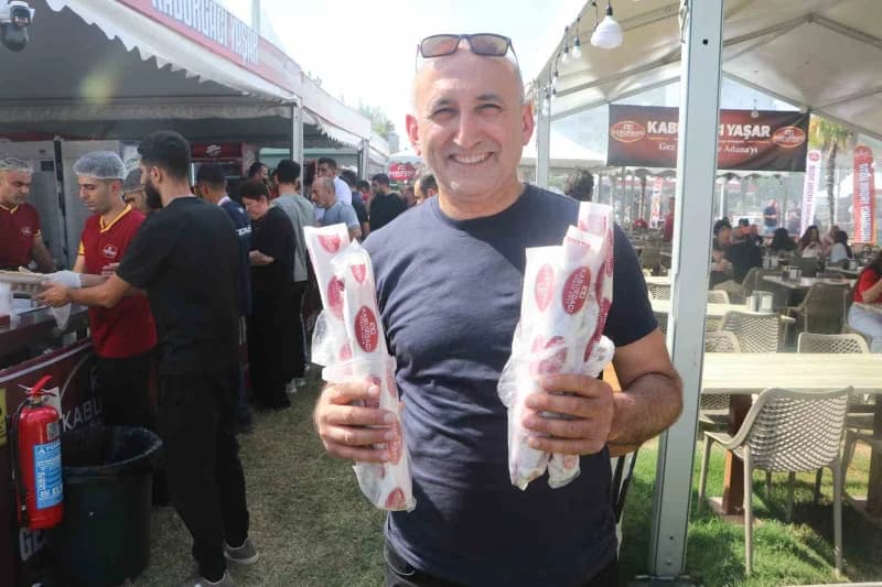Orhan Köklü ise Almanya’dan özellikle festival için geldiği iletti.