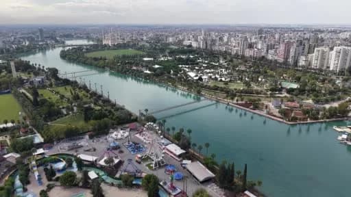 Adana Lezzet Festivali için hazırlanan stantlar ve dolu oteller