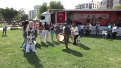 Adana Lezzet Festivali’nde Merkez Park’ta kurulan stantlarda yöresel ve farklı mutfaklardan lezzetler sunuluyor