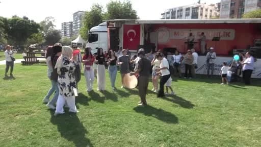 Adana Lezzet Festivali’nde Merkez Park’ta kurulan stantlarda yöresel ve farklı mutfaklardan lezzetler sunuluyor