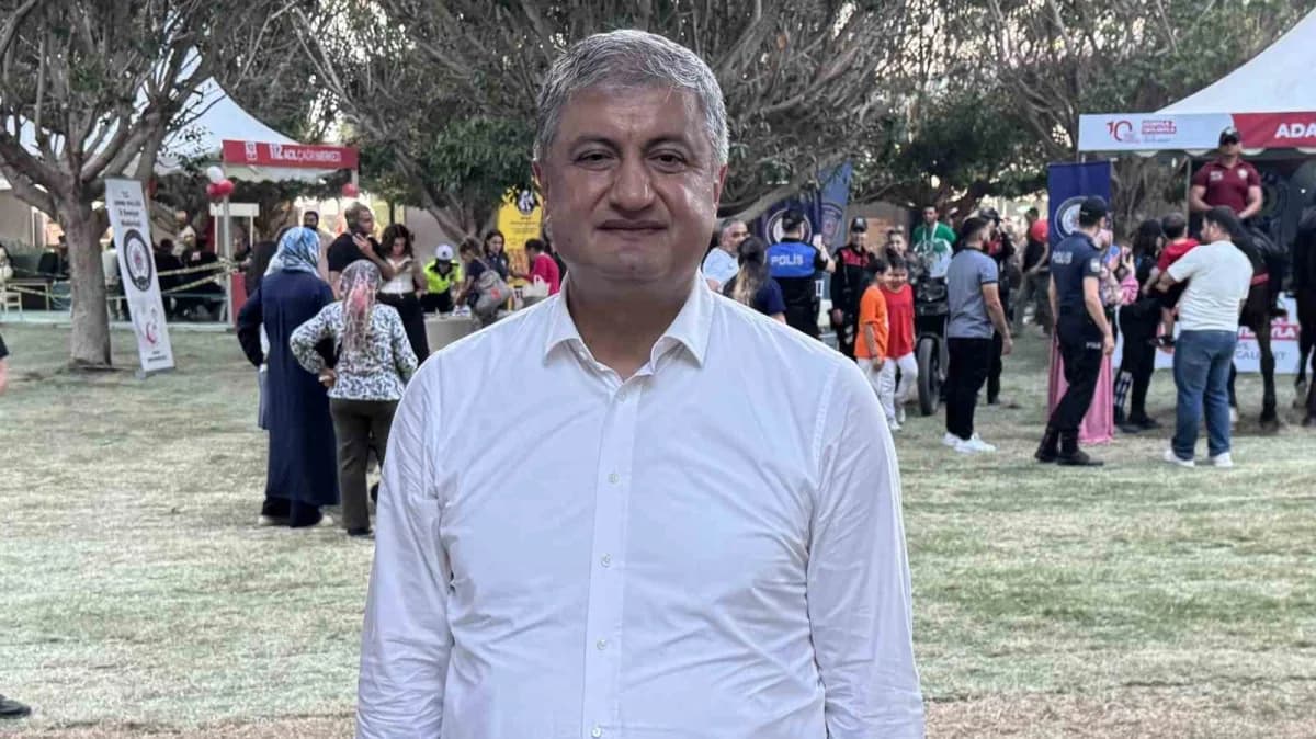 Uluslararası Adana Lezzet Festivali kapsamında Seyhan Nehri kenarında düzenlenen etkinlikte ziyaretçiler ve dev mangal