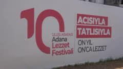 Adana Lezzet Festivali'nde Merkez Park'ta kurulan stantlarda yöresel lezzetler ve ziyaretçiler
