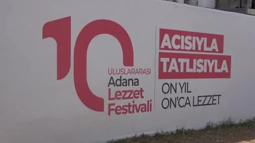 Adana Lezzet Festivali'nde Merkez Park'ta kurulan stantlarda yöresel lezzetler ve ziyaretçiler