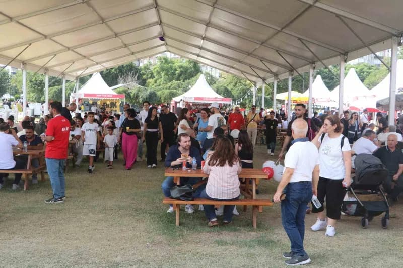 Adana’da bu sene 10’uncusu düzenlenen, "Uluslararası Adana Lezzet Festivali" üçüncü ve son gününde devam ediyor.