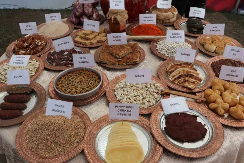 Adana’da bu sene 10’uncusu düzenlenen, "Uluslararası Adana Lezzet Festivali" üçüncü ve son gününde devam ediyor.