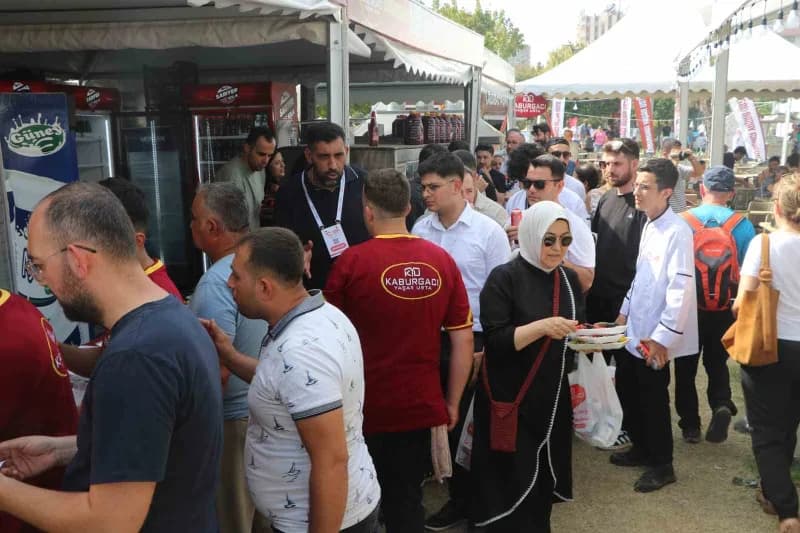 Adana’da bu sene 10’uncusu düzenlenen, "Uluslararası Adana Lezzet Festivali" üçüncü ve son gününde devam ediyor.