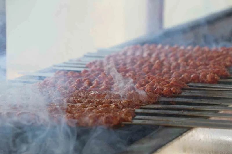 Adana’da bu sene 10’uncusu düzenlenen, "Uluslararası Adana Lezzet Festivali" üçüncü ve son gününde devam ediyor.