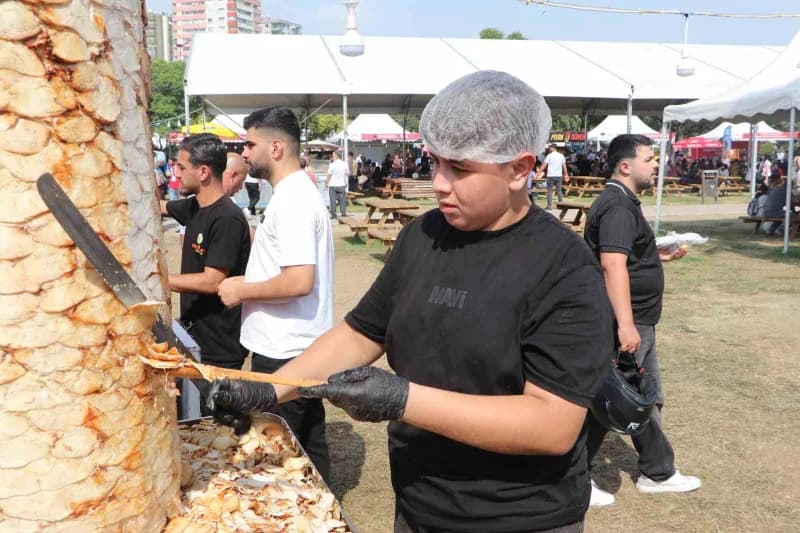 Adana’da bu sene 10’uncusu düzenlenen, "Uluslararası Adana Lezzet Festivali" üçüncü ve son gününde devam ediyor.