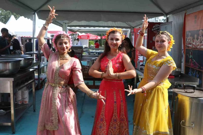 Adana Lezzet Festivali'nde Merkez Park'ta kurulan stantlarda yöresel lezzetler ve ziyaretçiler