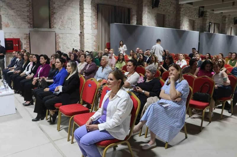 Adana’da meme kanserinde erken teşhisin önemine dikkat çekmek ve kadınları bilinçlendirmek amacıyla düzenlenen etkinlikt