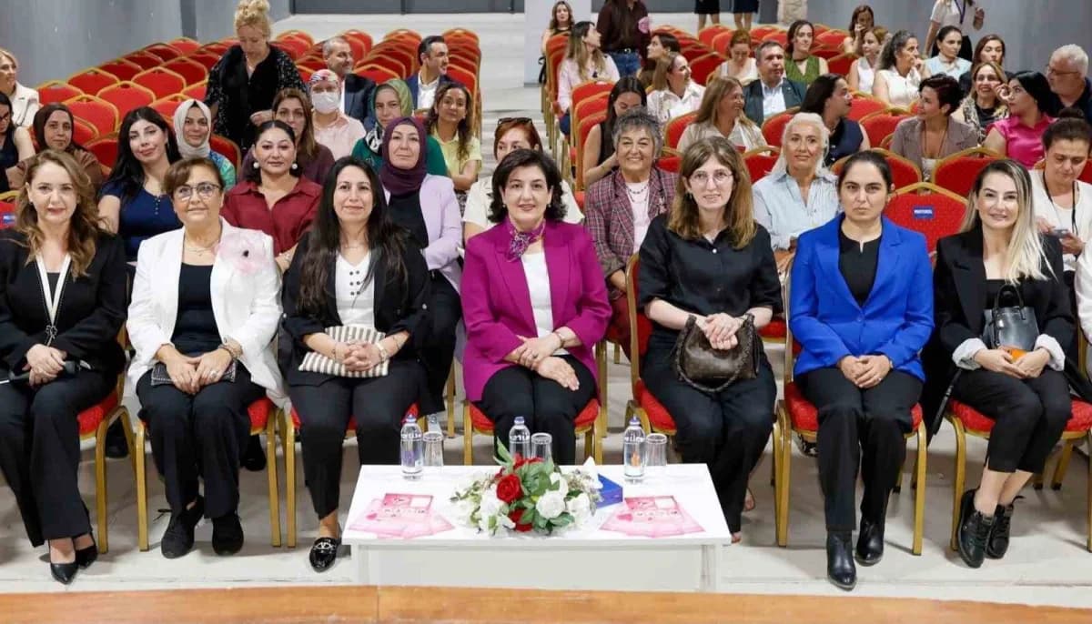 Adana’da meme kanseri farkındalık etkinliğinde uzmanlar kadınlara bilgi veriyor