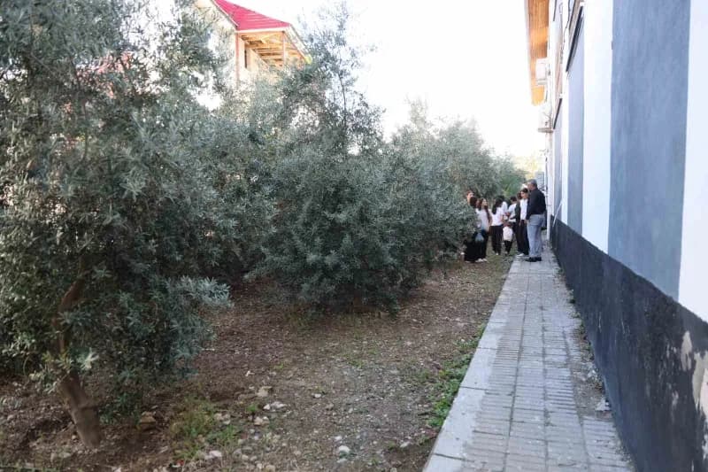 Adana’nın Kozan ilçesinde 1842 yılından bu yana eğitim verdiği belirtilen Kozan kalesi eteklerinde bulunan tarihi Gazi İ