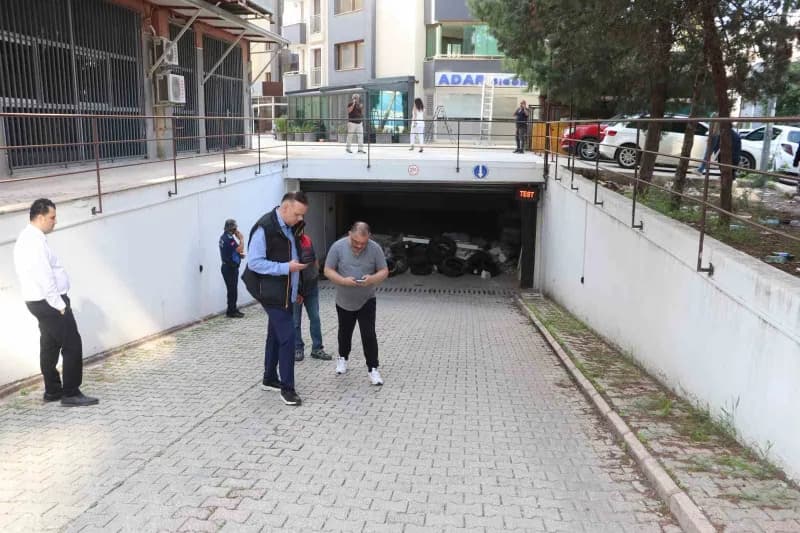 Adana Seyhan ilçesinde ortak otoparkta biriken molozlar ve içeride mahsur kalan araçlar