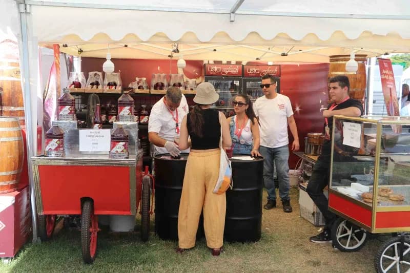 Adana’da 10’uncusu düzenlenen Uluslararası Adana Lezzet Festivali’nde, kentin coğrafi işaretli Şalgam da festivalde yeri