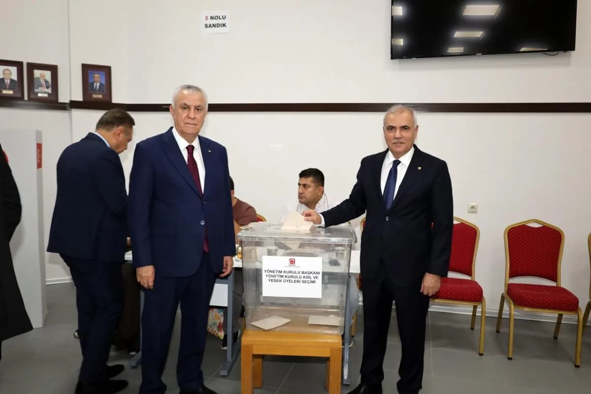 Adana Sanayi Odası yönetim kurulu ve meclis başkanlık divanı üyeleri toplu halde poz veriyor