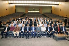 Adana Ticaret Odası binası önünde yeni yönetim kurulu üyeleri toplu fotoğraf çekimi