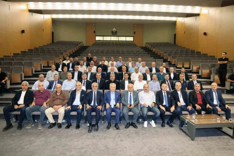 Adana Ticaret Odası binası önünde yeni yönetim kurulu üyeleri toplu fotoğraf çekimi