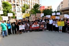 Adana’da motosiklet kazasında hayatını kaybeden gençlerin aileleri tahliye kararını protesto ediyor
