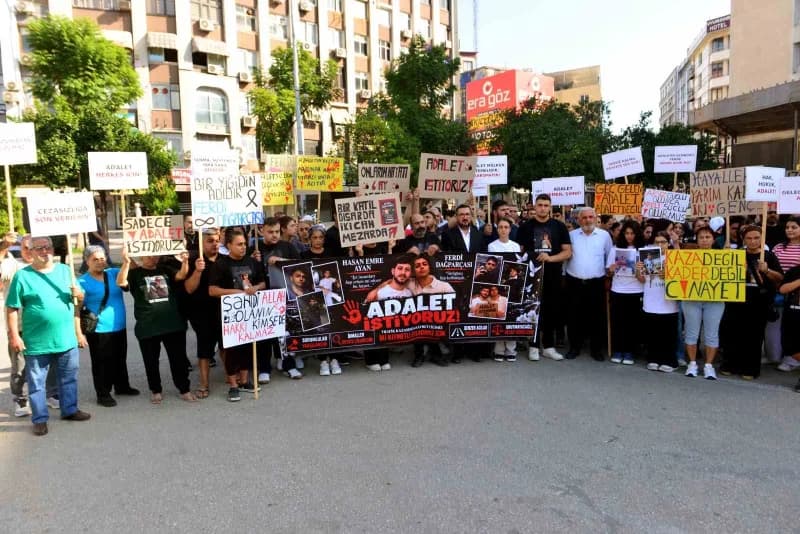 Adana’da motosiklet kazasında hayatını kaybeden gençlerin aileleri tahliye kararını protesto ediyor