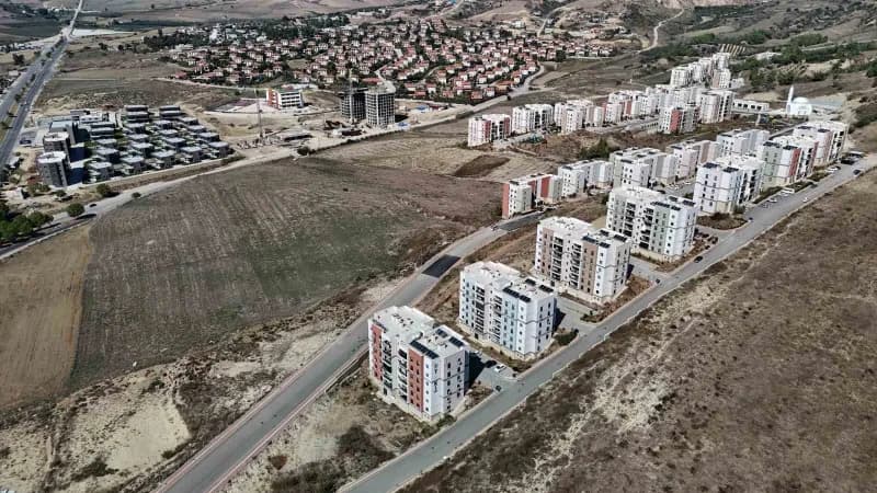 Kahramanmaraş merkezli 6 Şubat depremlerinin ardından Adana’nın kuzey bölgesinde TOKİ tarafından yapımı tamamlanan depre