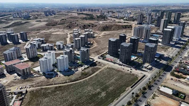 Kahramanmaraş merkezli 6 Şubat depremlerinin ardından Adana’nın kuzey bölgesinde TOKİ tarafından yapımı tamamlanan depre